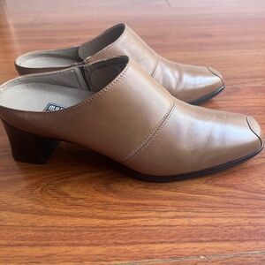 MUNRO American Brown Tan Leather 2" Block Heel Mules Clogs 7M Made in USA NWOT